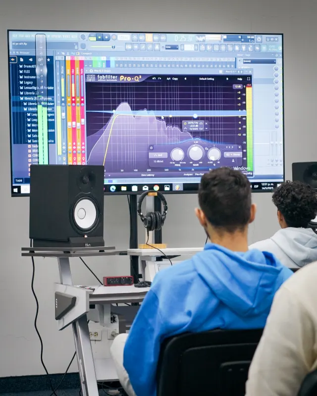 Pantalla grande con FL Studio, monitor de estudio y asistentes en Quick Venezuela