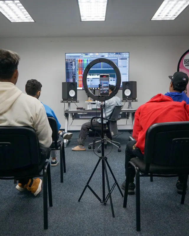 Sala con aro de luz, pantalla con FL Studio y monitores de estudio
