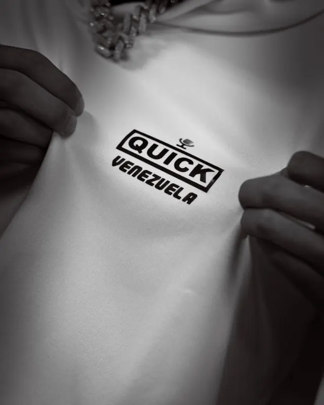 Logo de Quick Venezuela en una camiseta blanca