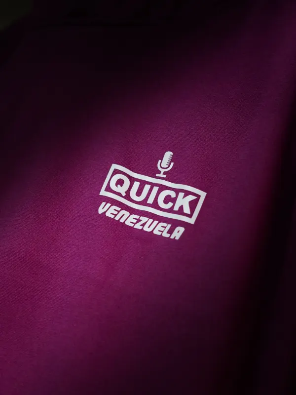 Logo de Quick Venezuela estampado en una sudadera magenta